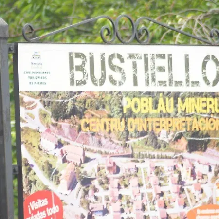 De Bustiello,poblado Minero De Interes Cultural بيت للعطل مييريس