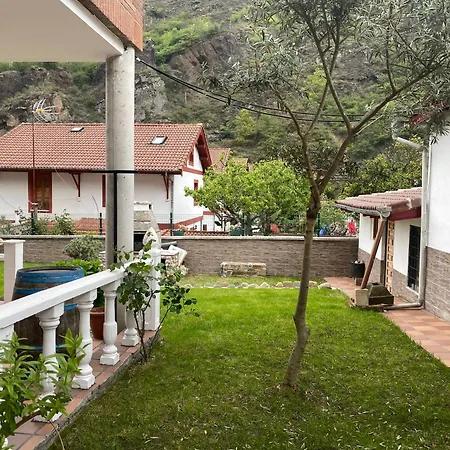 De Bustiello,poblado De Interes Cultural, Cercano A Finales De Etapas De La Vuelta Ciclista De Espana Casa de Férias