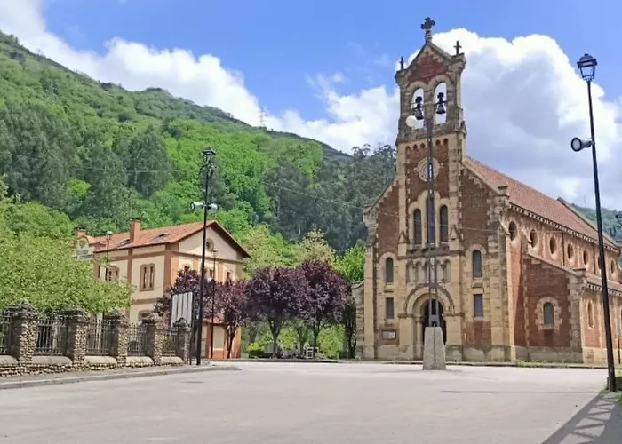 Casa de Férias De Bustiello,poblado De Interes Cultural, Cercano A Finales De Etapas De La Vuelta Ciclista De Espana *