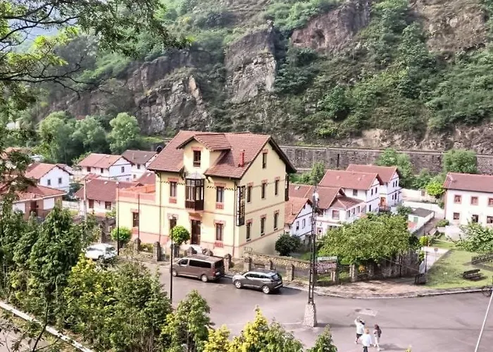 Casa de Férias De Bustiello,poblado De Interes Cultural, Cercano A Finales De Etapas De La Vuelta Ciclista De Espana