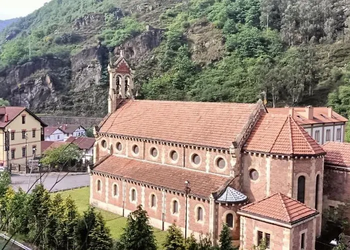 De Bustiello,poblado De Interes Cultural, Cercano A Finales De Etapas De La Vuelta Ciclista De Espana