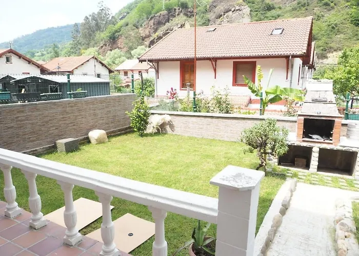 De Bustiello,poblado De Interes Cultural, Cercano A Finales De Etapas De La Vuelta Ciclista De Espana *