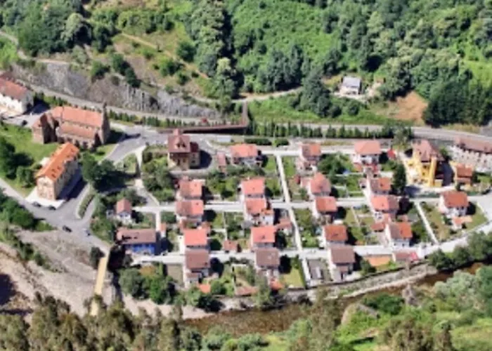 Casa de Férias De Bustiello,poblado De Interes Cultural, Cercano A Finales De Etapas De La Vuelta Ciclista De Espana