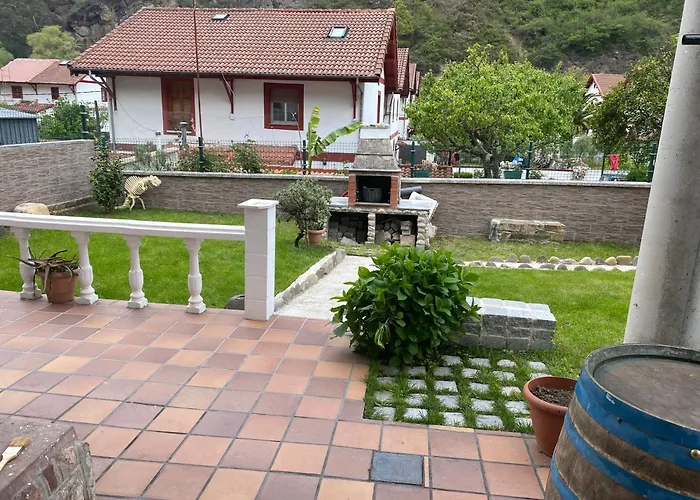 Casa de Férias De Bustiello,poblado De Interes Cultural, Cercano A Finales De Etapas De La Vuelta Ciclista De Espana *