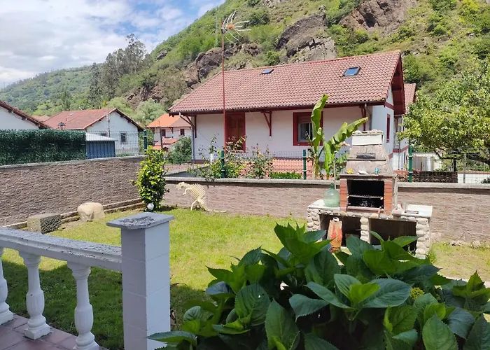 De Bustiello,poblado De Interes Cultural, Cercano A Finales De Etapas De La Vuelta Ciclista De Espana *