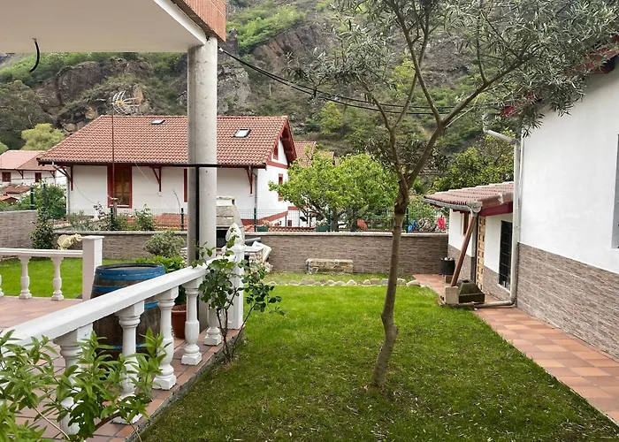 De Bustiello,poblado De Interes Cultural, Cercano A Finales De Etapas De La Vuelta Ciclista De Espana Casa de Férias